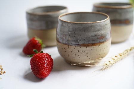 Handgetöpferte graublaubraune Keramik Mocca Kaffee Becher